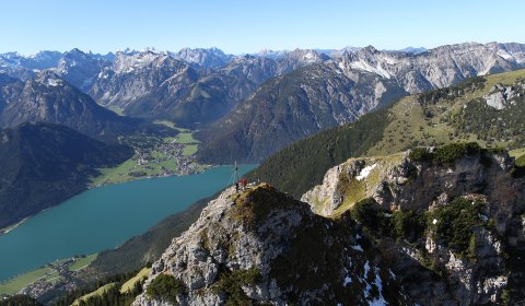 Tiroler Steinöl wird aus den Felswänden gewonnen