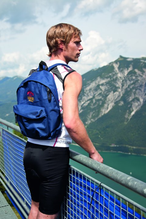 Mann auf Klettersteigtour in Tirol