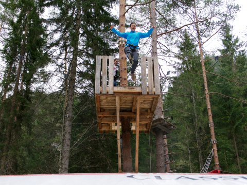 Frau beim Bagjump im Abenteuerpark Achensee