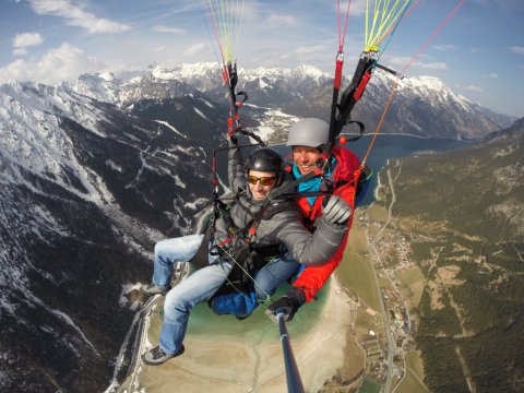 Adrenalin beim Gleitschirmfliegen über Tirol