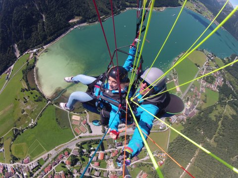 Über den Bergen schweben beim Gleitschirmfliegen über Tirol
